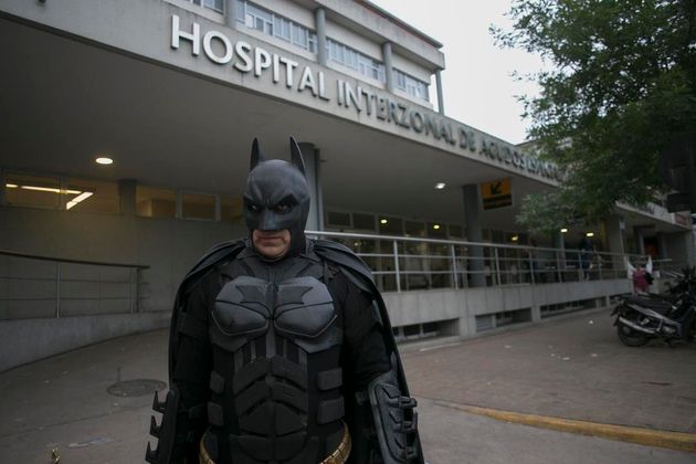 “EL BATMAN PLATENSE” INAUGURÓ UN MURAL EN EL HOSPITAL DE NIÑOS