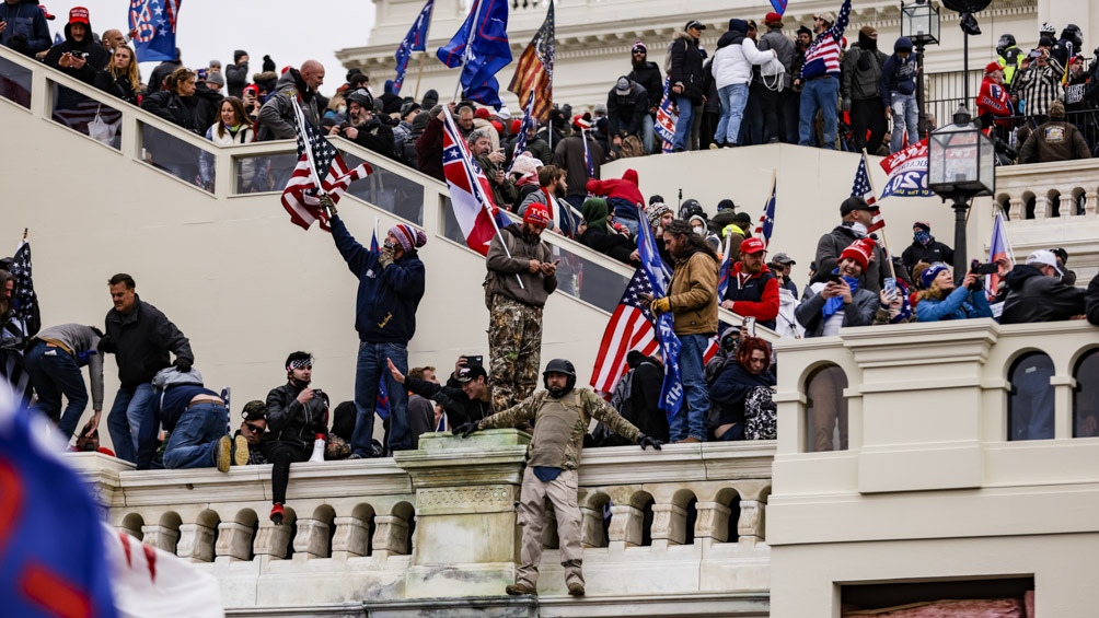 SIMPATIZANTES DE TRUMP ROMPIERON EL CERCO DE SEGURIDAD Y ENTRARON AL CONGRESO DE EEUU