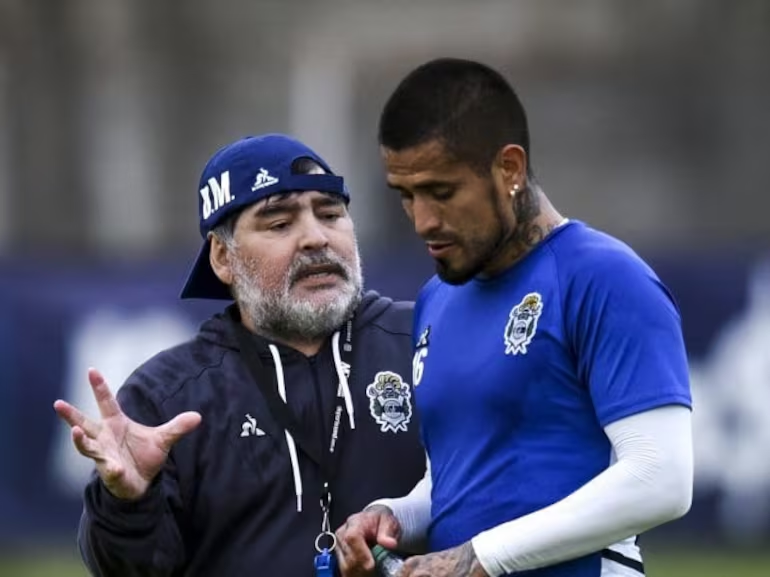 VÍCTOR AYALA: “ENTRÓ AL VESTUARIO Y NOS HABLÓ COMO SI NOS CONOCIERA DE TODA LA VIDA”
