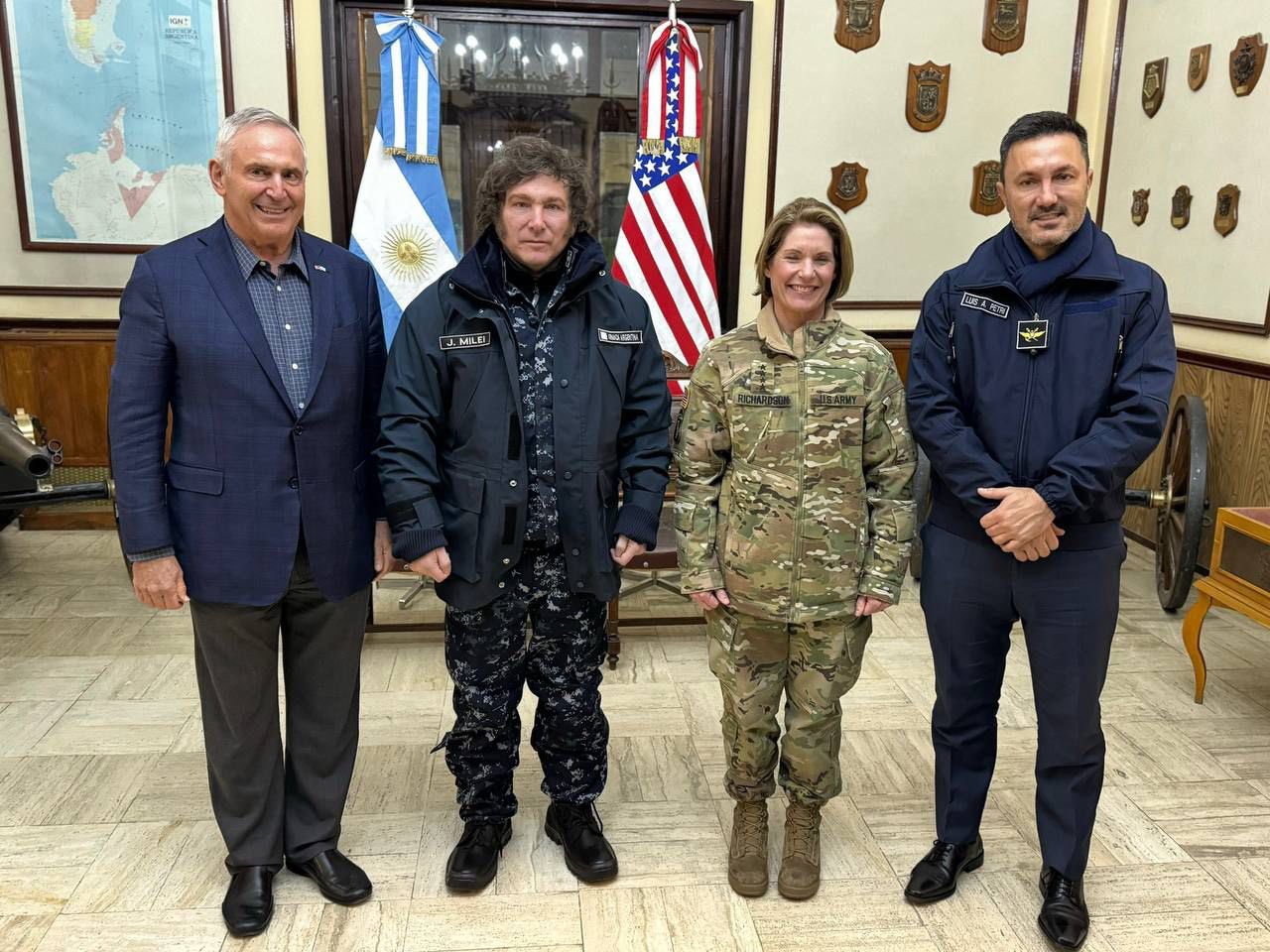 MILEI SE REUNIÓ EN USHUAIA CON LA GENERAL DEL EJÉRCITO DE ESTADOS UNIDOS