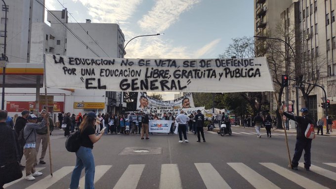 VARIOS GREMIOS SE MOVILIZARON EN DEFENSA DE LA UNIVERSIDAD PÚBLICA.