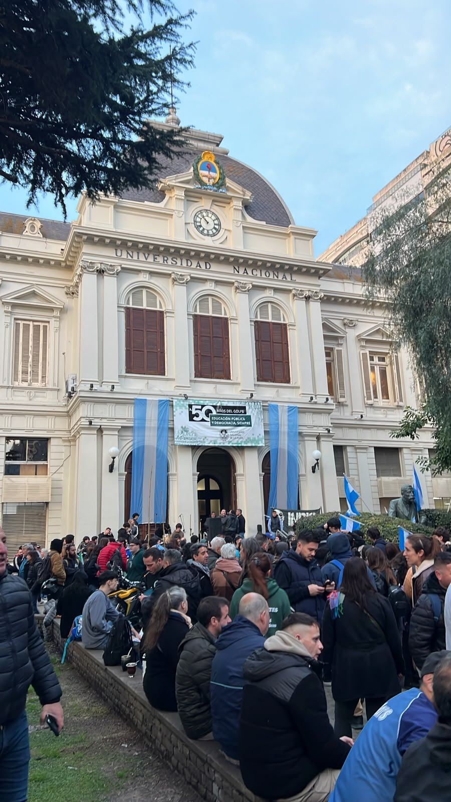 REALIZARON UN BANDERAZO EN EL RECTORADO