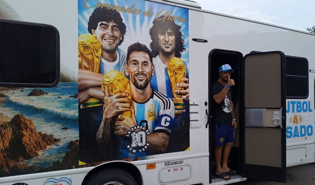 CON UN MOTORHOME SIGUE A LA SELECCIÓN DE SCALONI DURANTE EL MUNDIAL