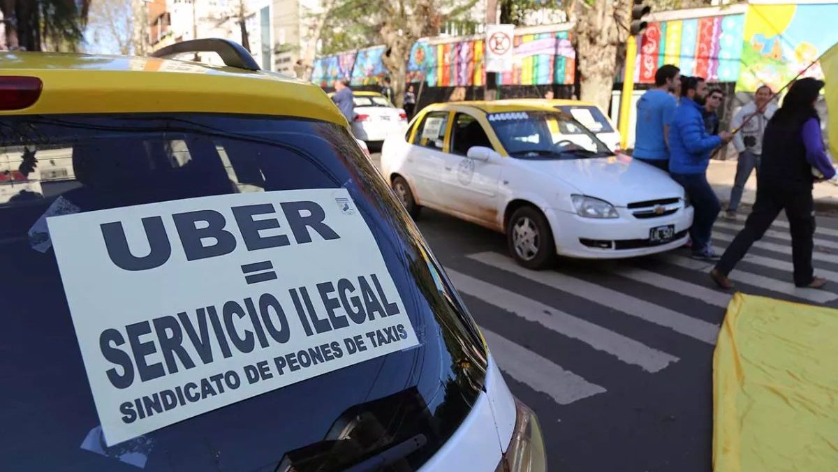 TAXISTAS SE MANIFIESTAN CONTRA LA PROLIFERACIÓN DE LAS APLICACIONES