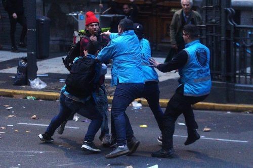 PIDEN LA EXCARCELACIÓN DE LOS 16 DETENIDOS DURANTE LA MOVILIZACIÓN CONTRA LA LEY BASES