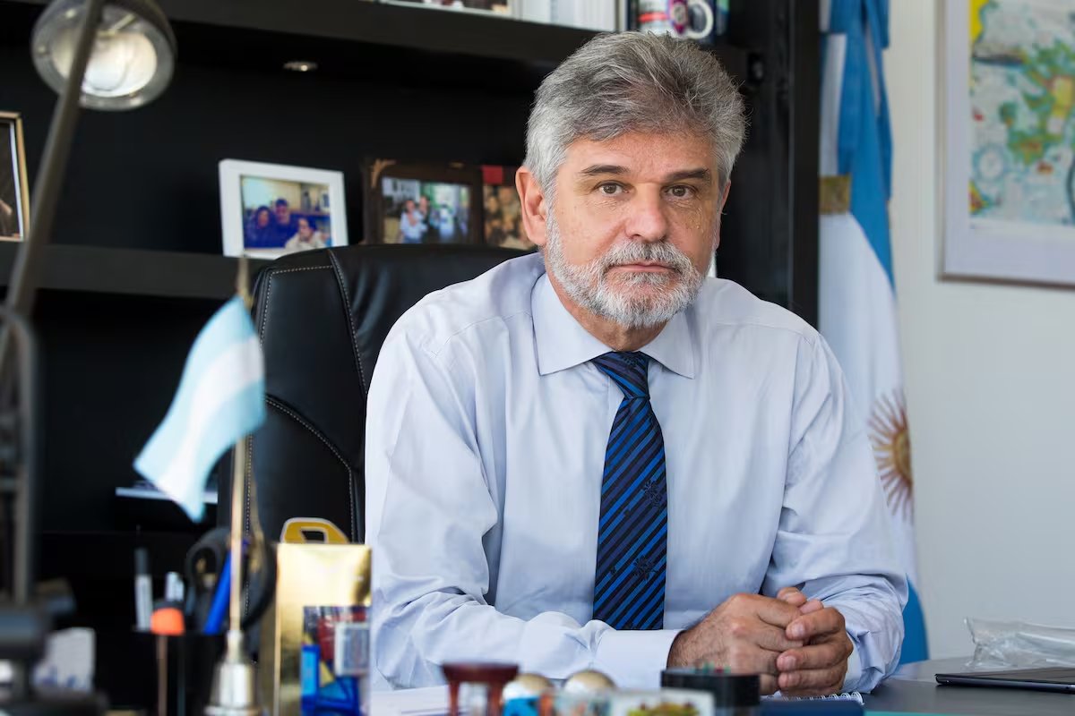DANIEL FILMUS: “MILEI DESCUBRIÓ QUE PARA LA CAMPAÑA ELECTORAL TENÍA QUE VESTIRSE DE MALVINERO”