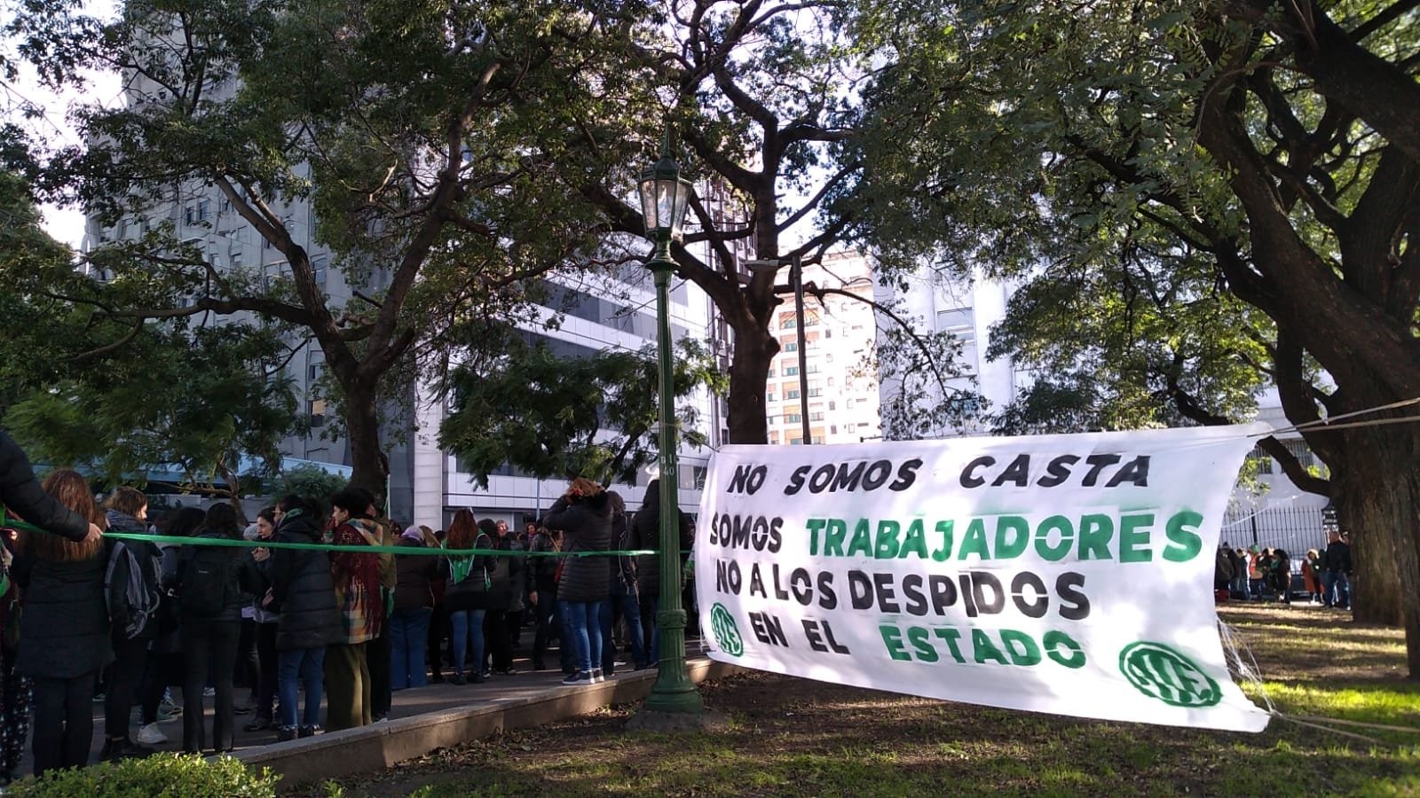 PROTESTAS EN CAPITAL FEDERAL ANTE LOS DESPIDOS MASIVOS EN EL ESTADO