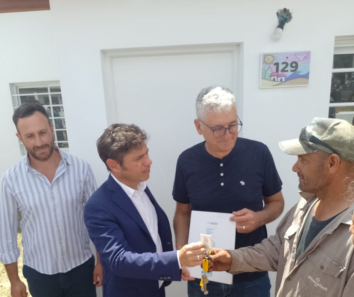 AXEL KICILLOF ENTREGÓ VIVIENDAS E INAUGURÓ UNA CASA DE ABRIGO