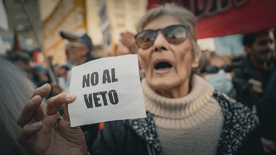 JUBILADOS MARCHAN AL CONGRESO EN RECHAZO AL VETO DE JAVIER MILEI