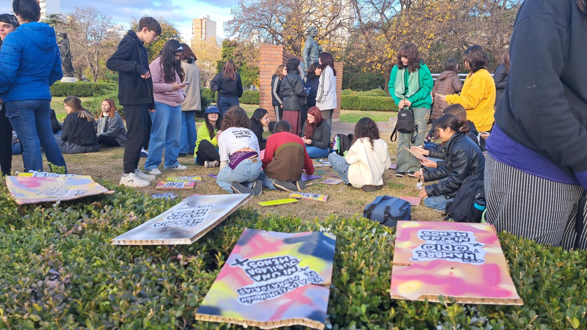 ESTUDIANTES SECUNDARIAS PROTAGONIZAN MULTITUDINARIA MARCHA EN LA PLATA