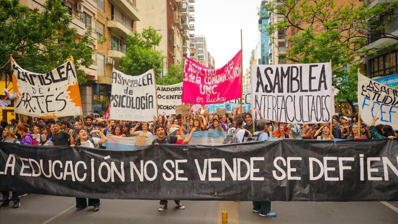 LA UBA Y UNIVERSIDADES DEL CONURBANO MARCHAN A PLAZA DE MAYO