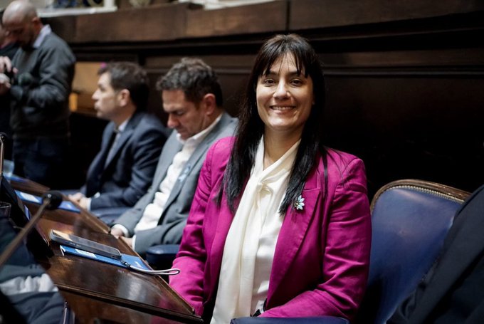 SE REALIZÓ UN DEBATE SOBRE EL ENDEUDAMIENTO FAMILIAR