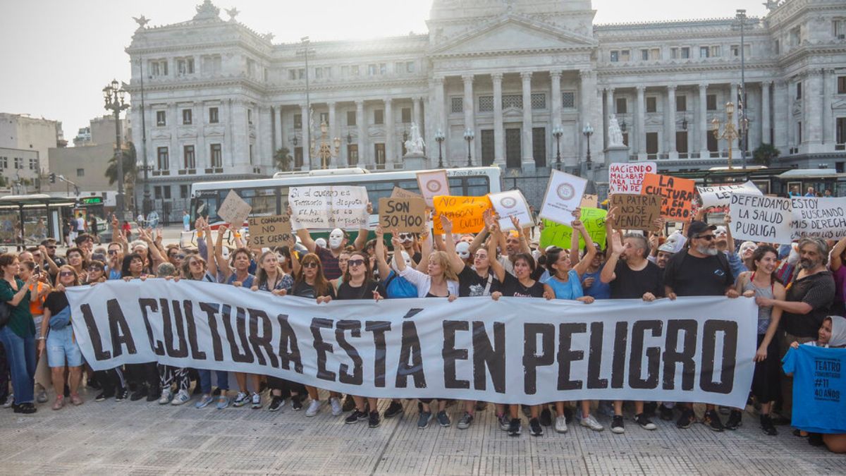 SECTORES DE LA CULTURA REALIZAN UN “MUSICAZO” CONTRA LA “LEY ÓMNIBUS”