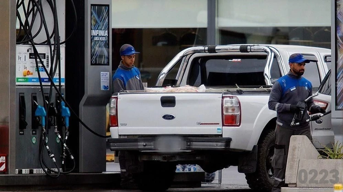 LAS PETROLERAS DEBERAN INFORMAR LOS AUMENTOS DEL COMBUSTIBLE