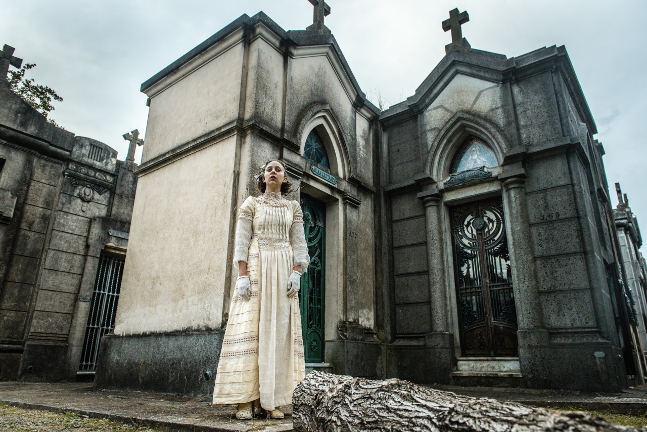 NELSON MALLACH PRESENTA LA OBRA "PEQUEÑO GRAN MUERTO" EN EL CEMENTERIO DE LA PLATA